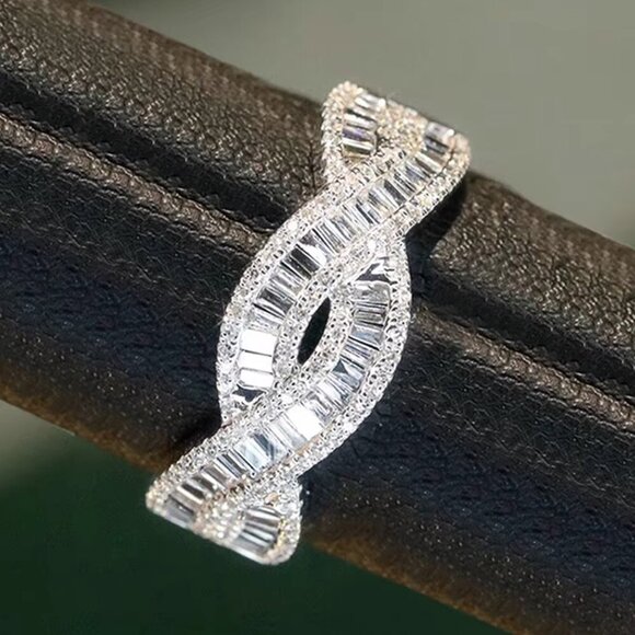 NEW 18k White Gold Diamond Baguette Cut Ring Twist Ring - Picture 9 of 9